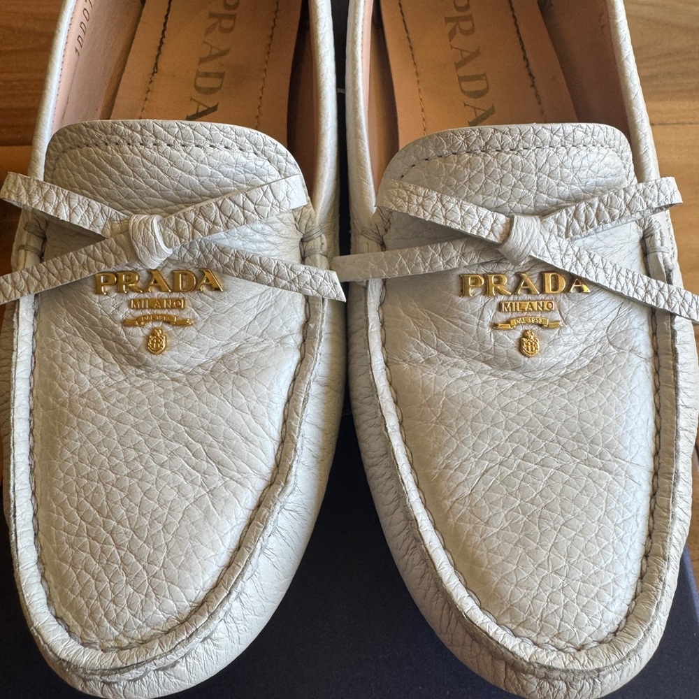 Prada CALZATURA DONNA Cream Pebbled Leather Slip-On Loafers with Gold Logo - Picture 2 of 7